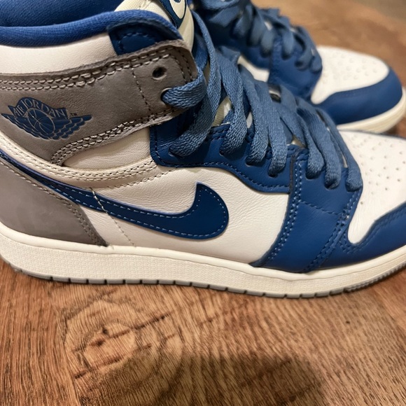Air Jordan 1 Retro High OG GS ‘True Blue’ 2023 - Picture 3 of 5